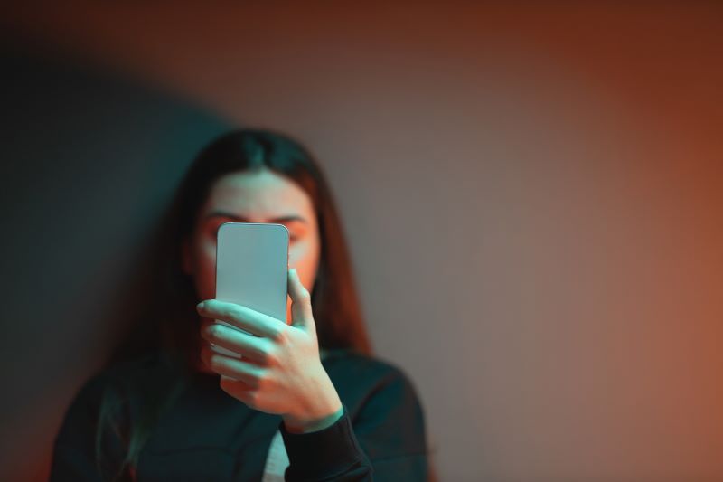 Should Teenagers Use Social Media?